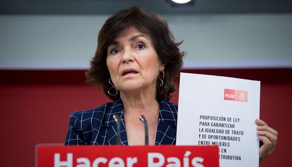 La secretaria de Igualdad del PSOE, Carmen Calvo, tras la reúnion de la Comisión Ejecutiva Permanente, en la que el partido socialista ha presentado una nueva Ley que impulsa la igualdad retributiva y de trato entre hombres y mujeres. / EFE