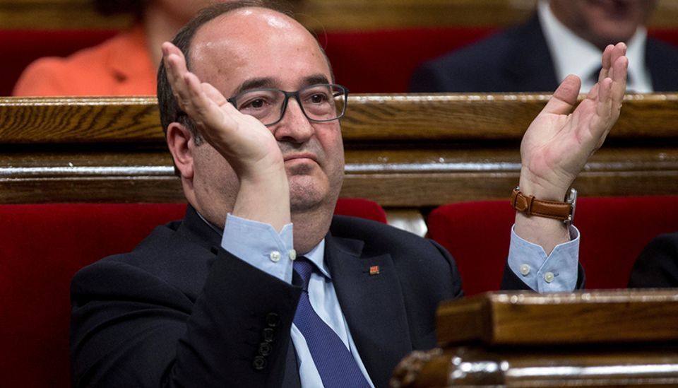 El primer secretario general del PSC Miquel Iceta, aplude irónicamente el discurso del candidato de JxCat, Quim Torra, durante el discurso en la primera sesión del debate de investidura en el Parlament.- EFE/Quique