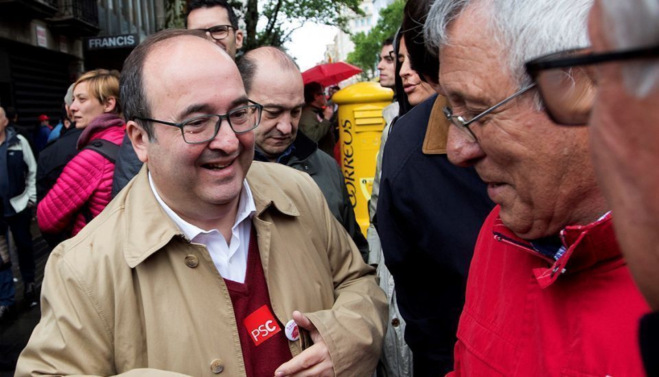 Manifestación convocada por los principales sindicatos catalanes, CCOO y UGT. / EFE