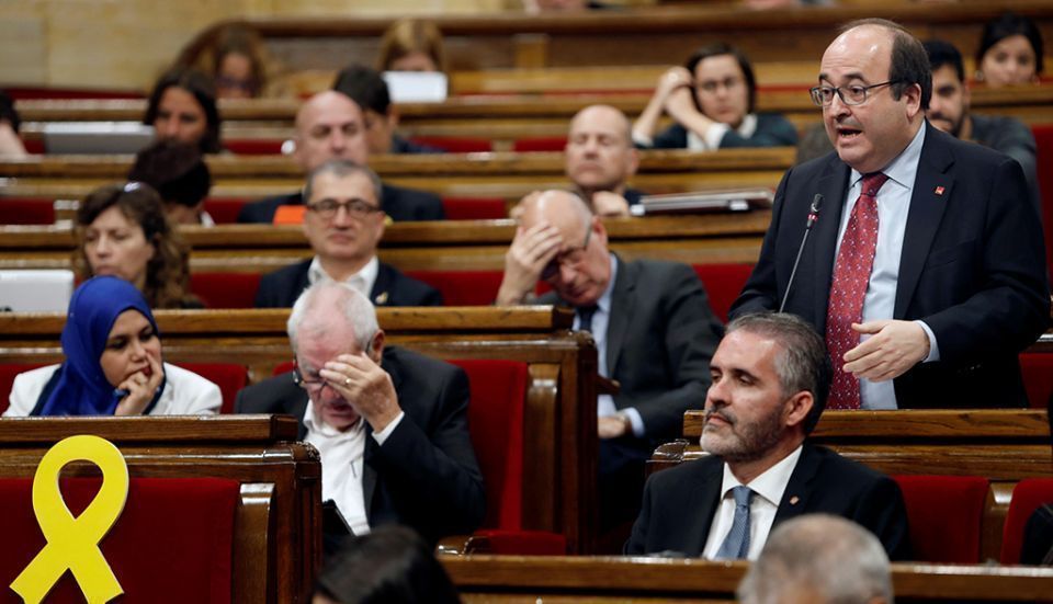 BARCELONA, 10/04/2019.- El l&iacute;der del PSC, Miquel Iceta, durante la sesi&oacute;n de control al Govern en el pleno del Parlament, a dos d&iacute;as de que empiece la campa&ntilde;a de las elecciones generales del 28A y una semana despu&eacute;s de que el pleno votara una moci&oacute;n que lo emplazaba a convocar elecciones. EFE/Toni Albir