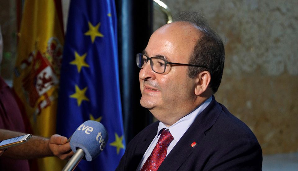 El l&iacute;der del PSC, Miquel Iceta, conversa con los medios antes de mantener una reuni&oacute;n con el presidente asturiano, Adri&aacute;n Barb&oacute;n, este viernes en Oviedo, donde ha reclamado que se agoten "hasta el &uacute;ltimo momento" todas las posibilidades para evitar la convocatoria de unas nuevas elecciones generales. EFE/ Alberto Morante