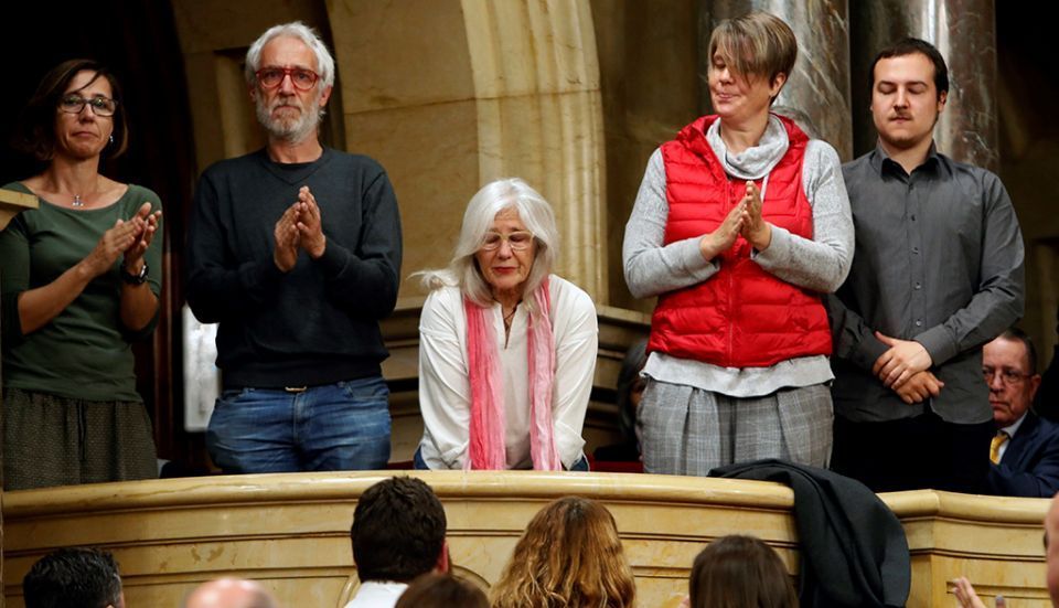 BARCELONA, 10/04/2019.- Familiares y amigos del recientemente fallecido Eduardo Mart&iacute;n Toval, que fue diputado socialsta en el Parlament y en el Congreso de los Diputados, durante el homenaje que el Parlament le ha rendido este mi&eacute;rcoles. EFE/Toni Albir